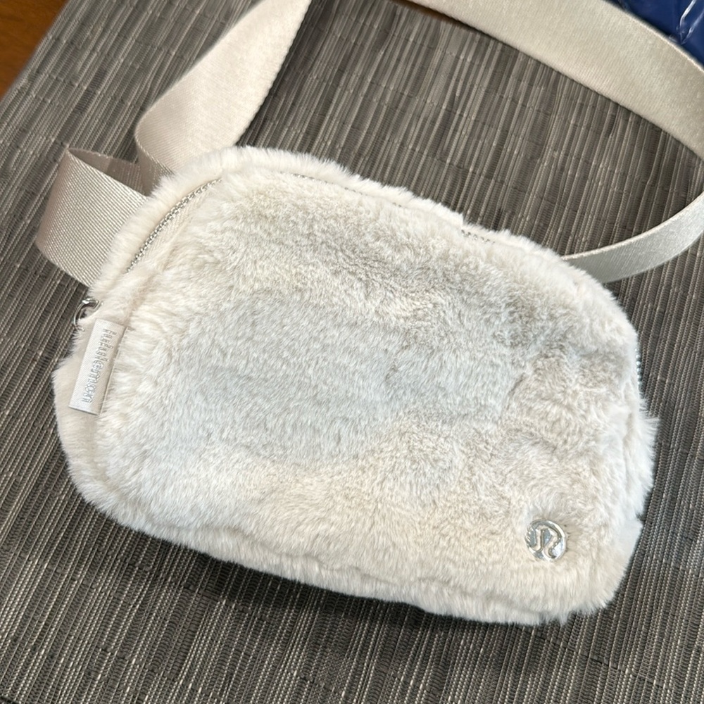 Lululemon Everywhere Belt Bag
